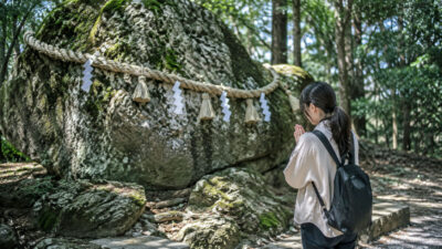 岩に神が宿るという考え方