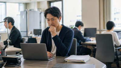 人間はなぜAIを信じてしまうのか──「アルゴリズム権威」という新しい心理